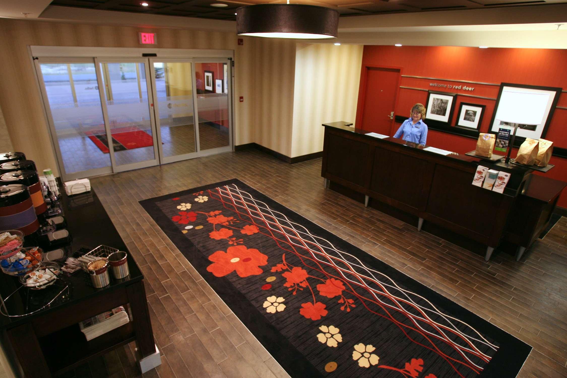 Hampton Inn & Suites Red Deer Penhold Интерьер фото