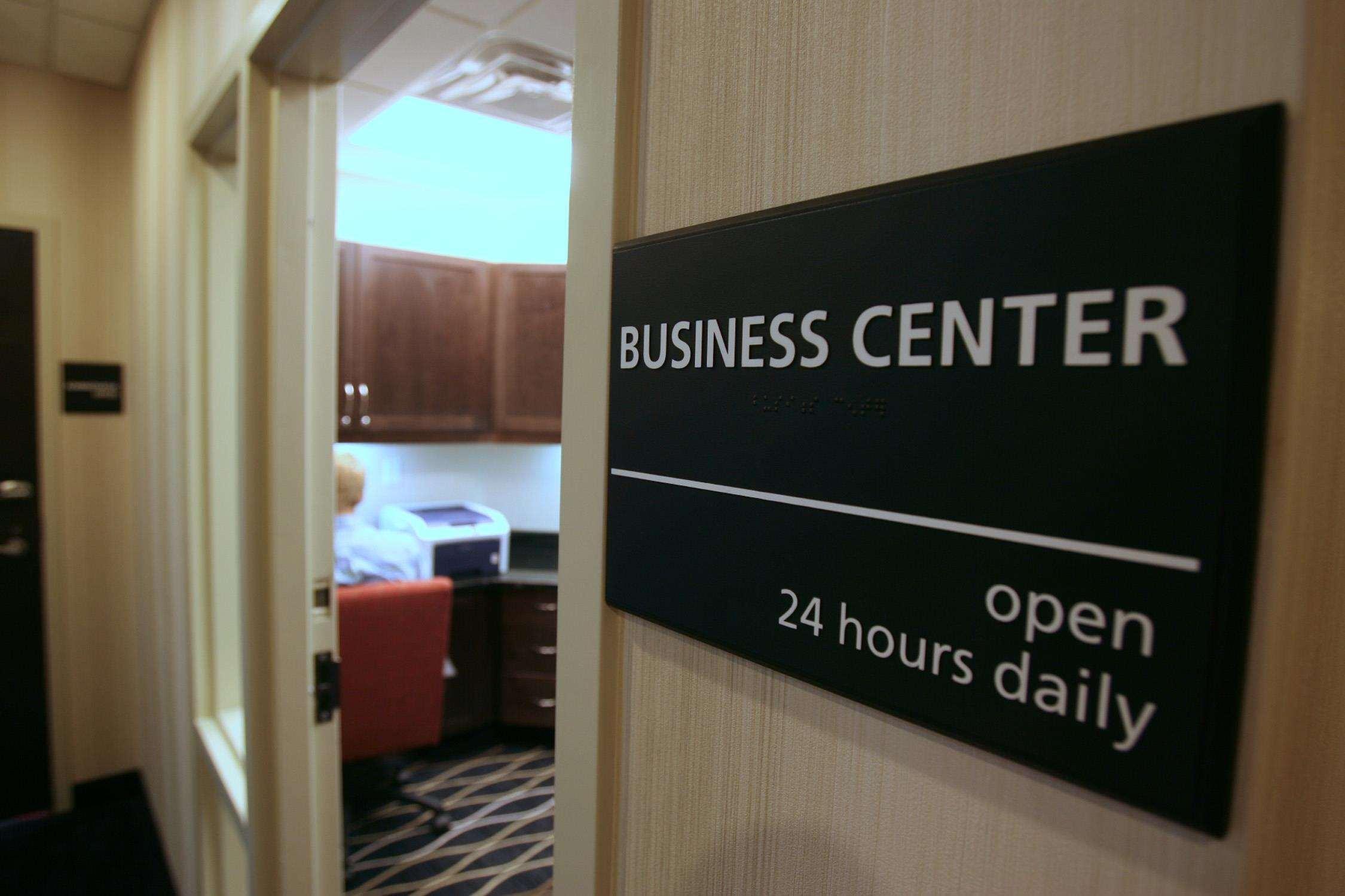 Hampton Inn & Suites Red Deer Penhold Удобства фото