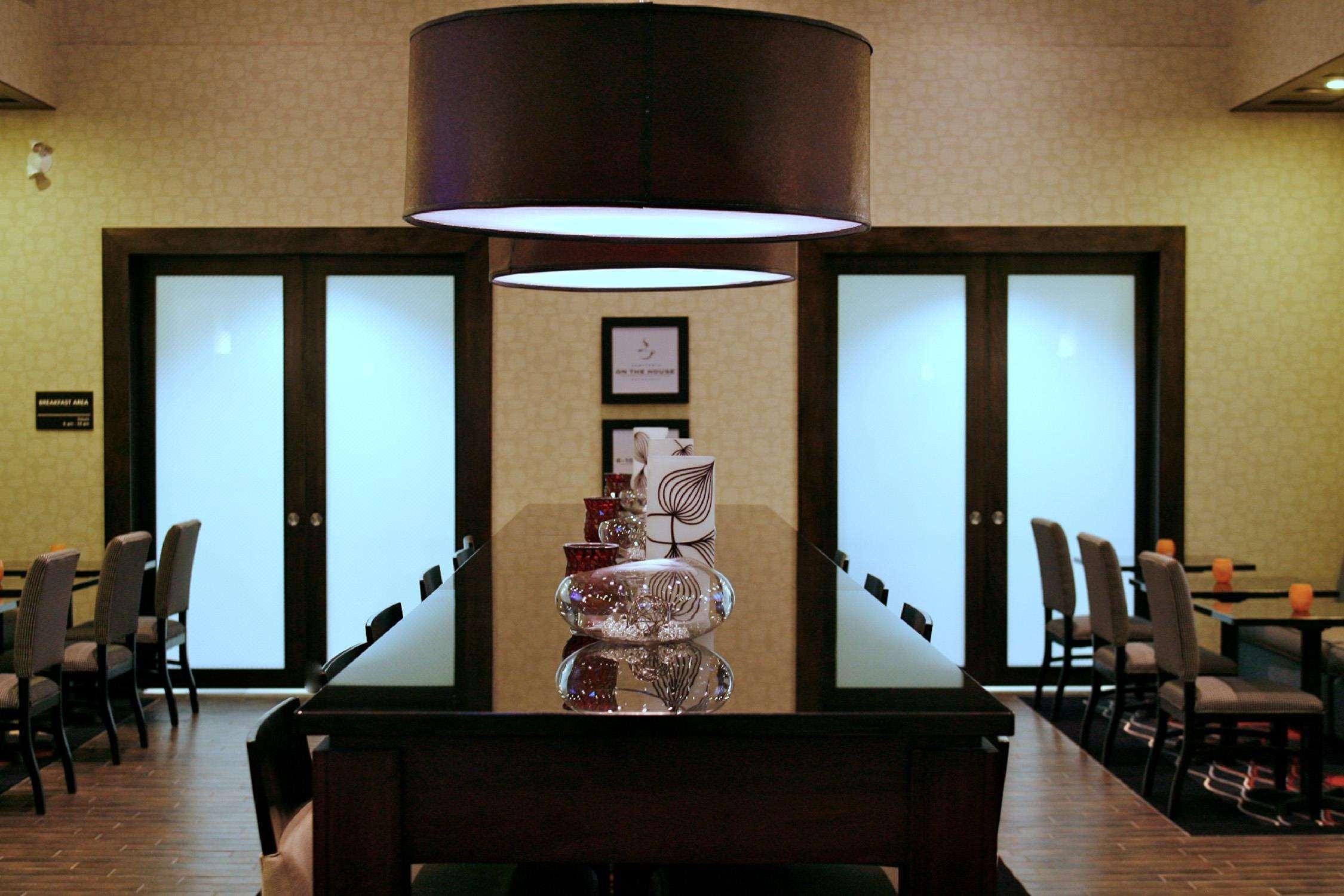 Hampton Inn & Suites Red Deer Penhold Ресторан фото