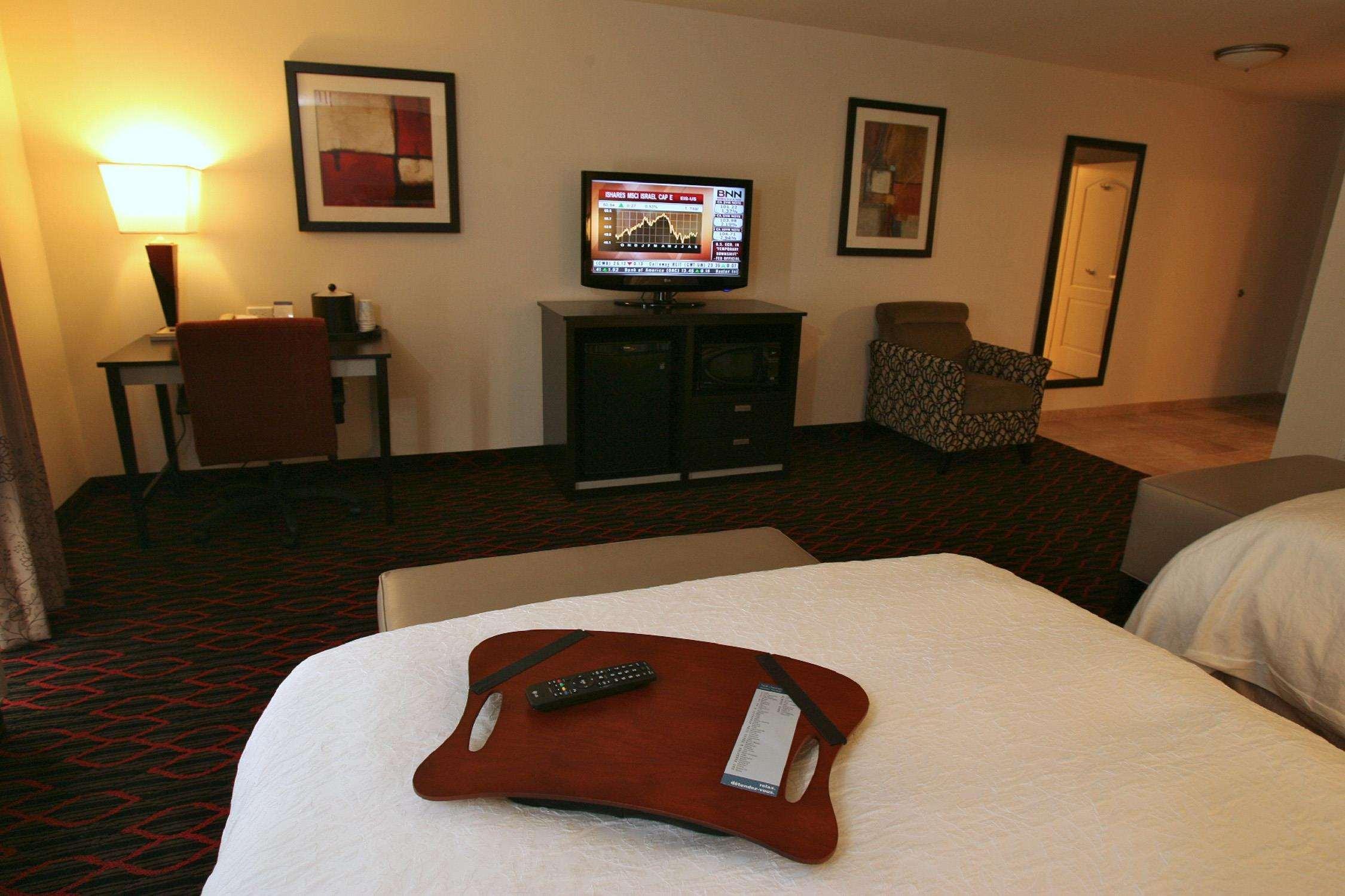 Hampton Inn & Suites Red Deer Penhold Номер фото