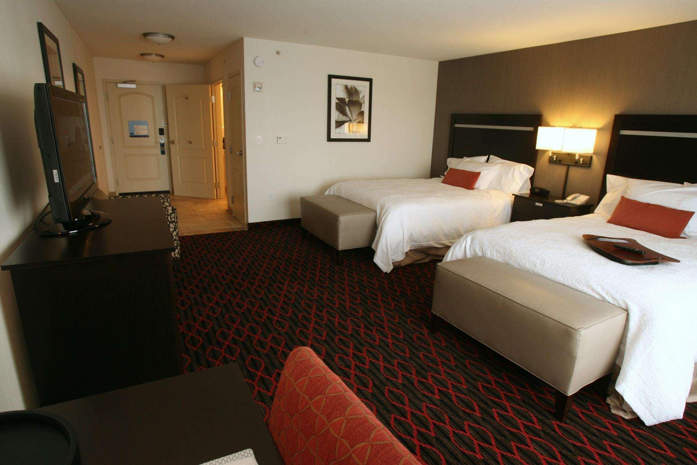 Hampton Inn & Suites Red Deer Penhold Номер фото
