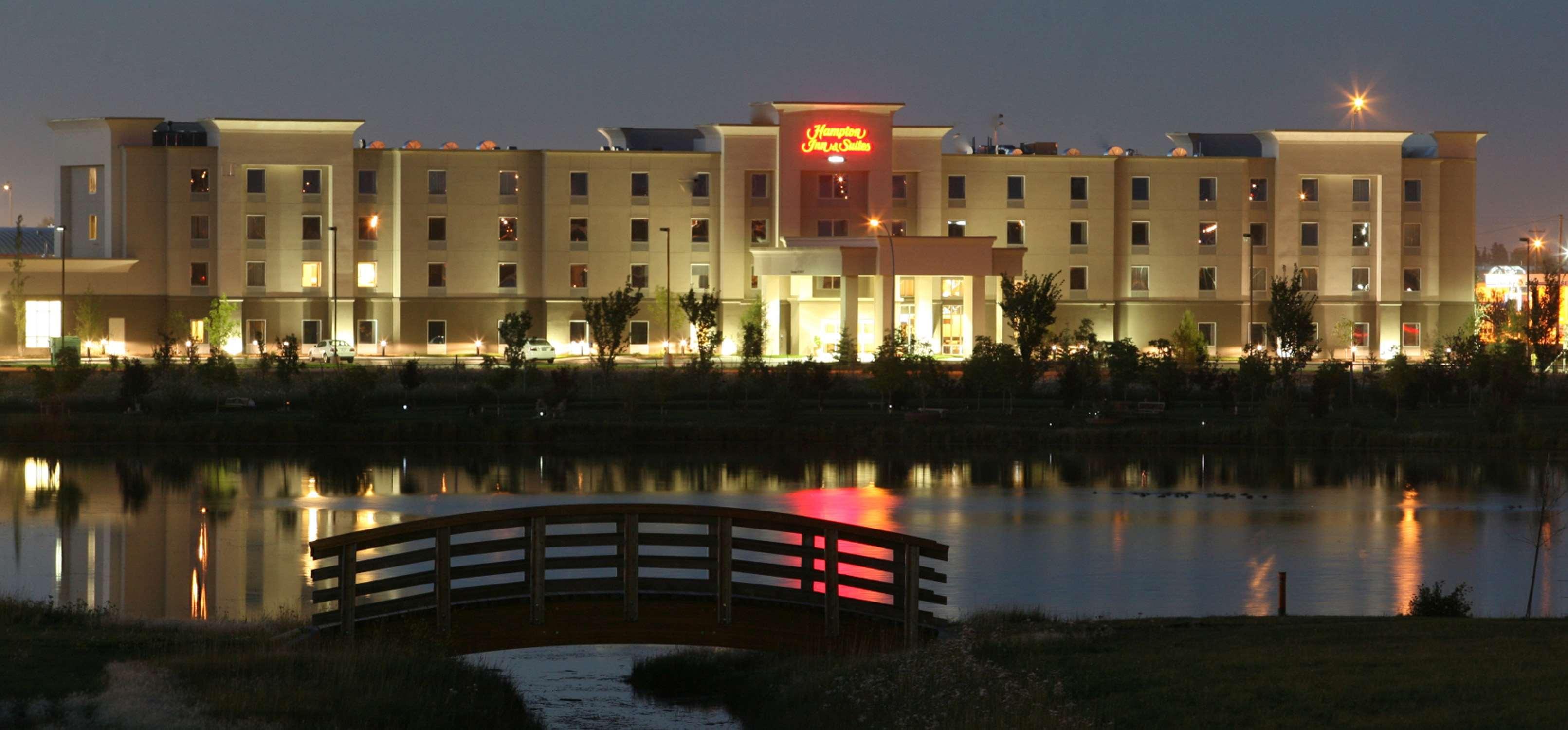 Hampton Inn & Suites Red Deer Penhold Экстерьер фото