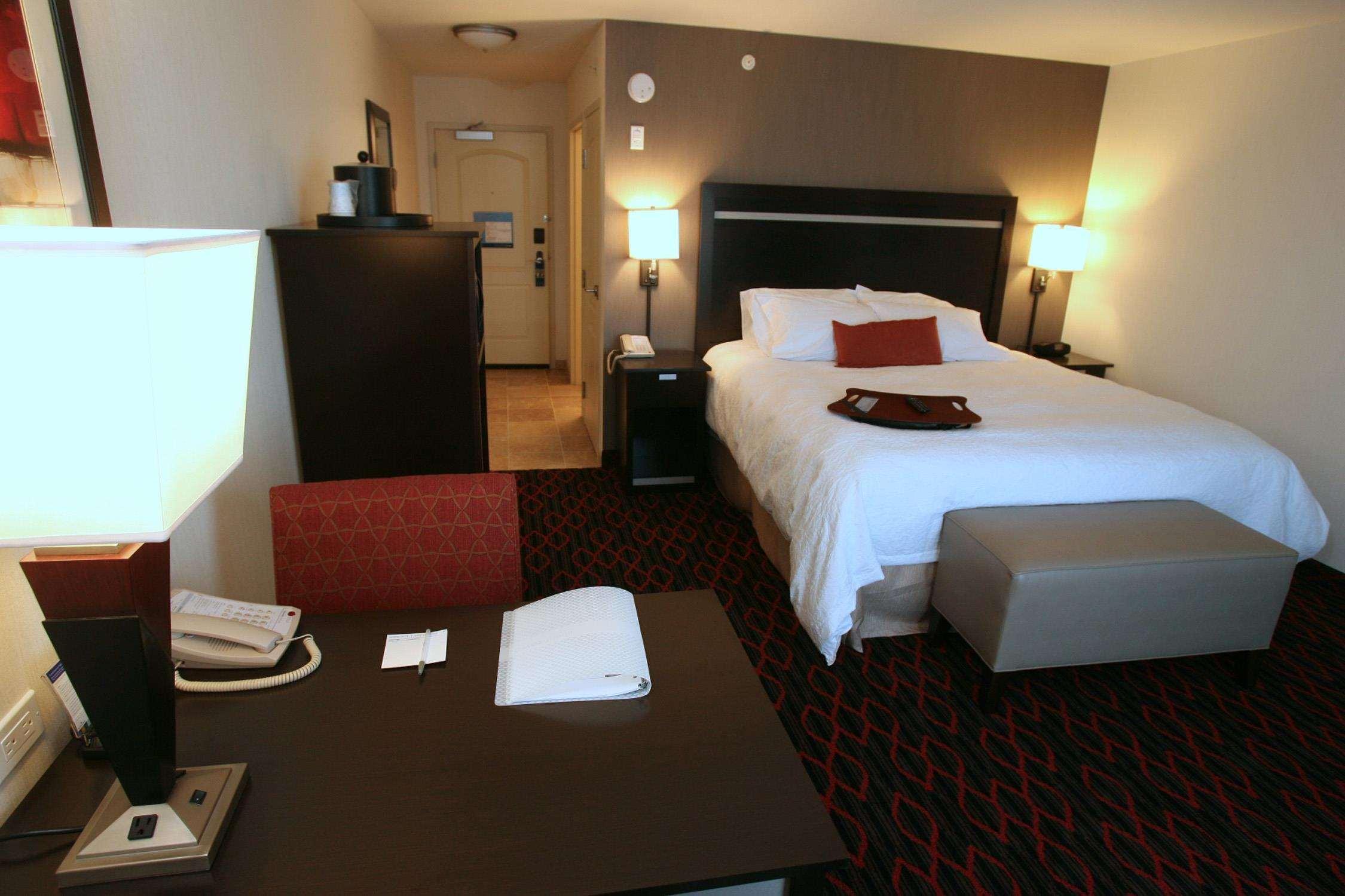 Hampton Inn & Suites Red Deer Penhold Номер фото