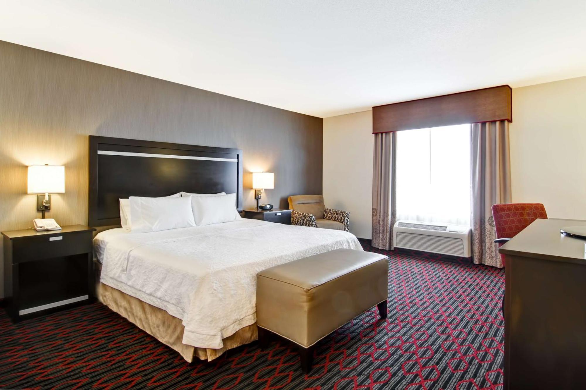 Hampton Inn & Suites Red Deer Penhold Экстерьер фото