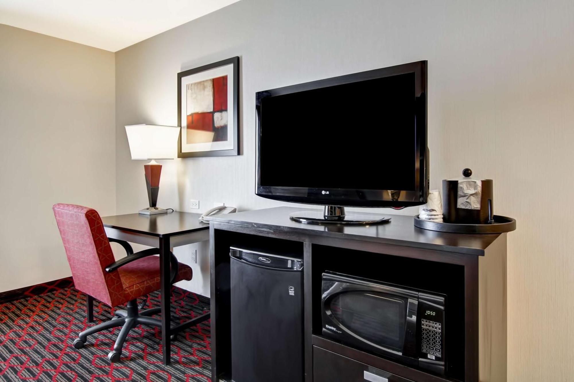 Hampton Inn & Suites Red Deer Penhold Экстерьер фото