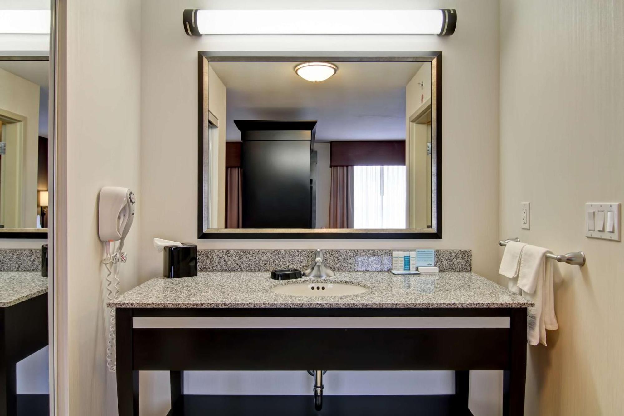 Hampton Inn & Suites Red Deer Penhold Экстерьер фото