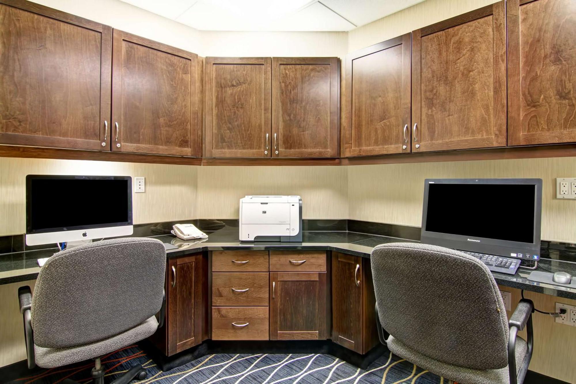 Hampton Inn & Suites Red Deer Penhold Экстерьер фото
