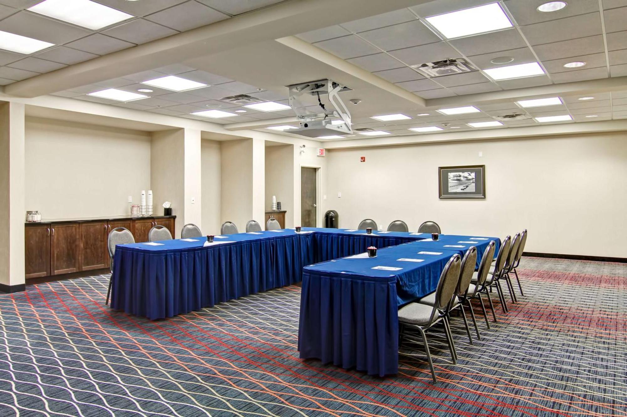 Hampton Inn & Suites Red Deer Penhold Экстерьер фото