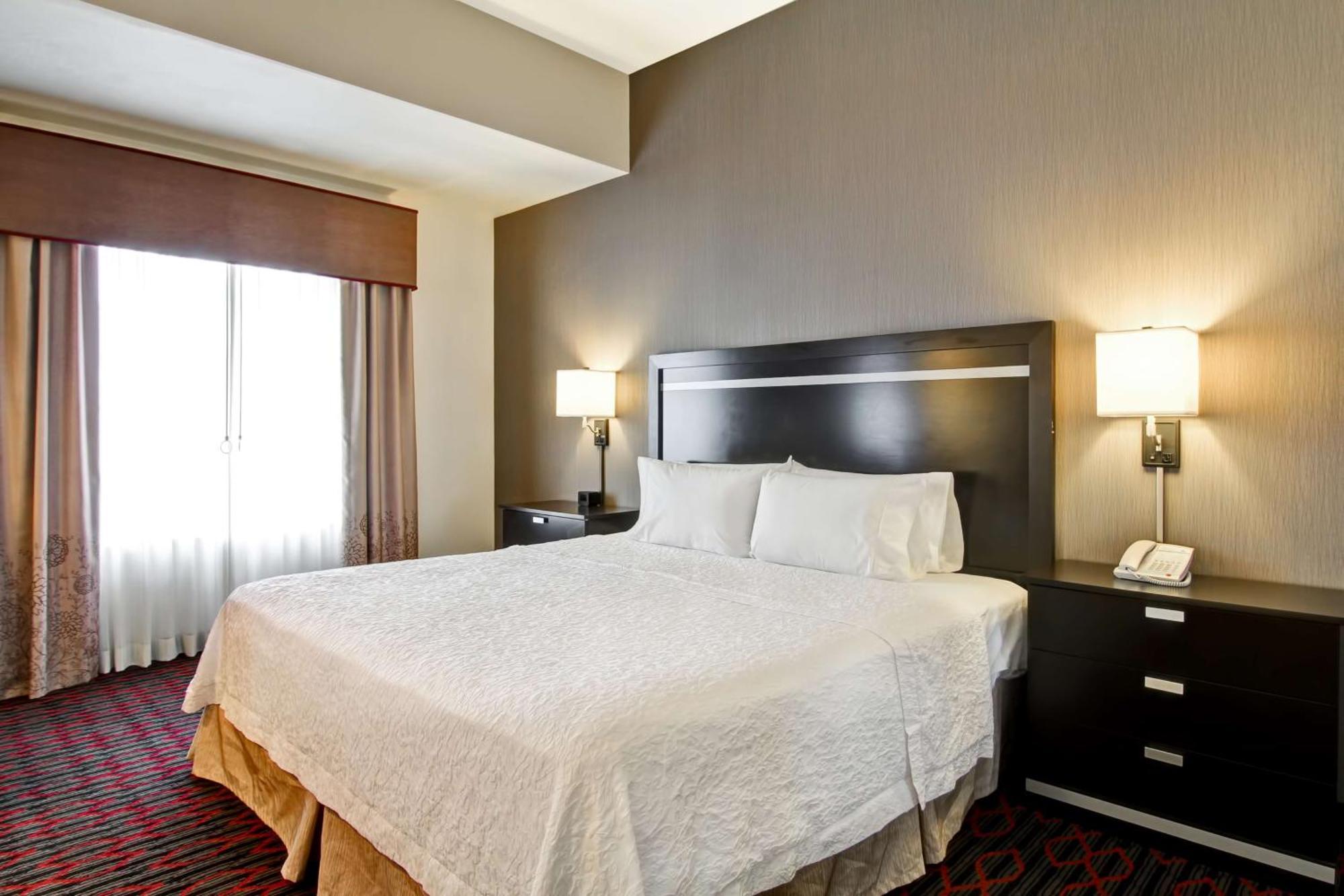 Hampton Inn & Suites Red Deer Penhold Экстерьер фото