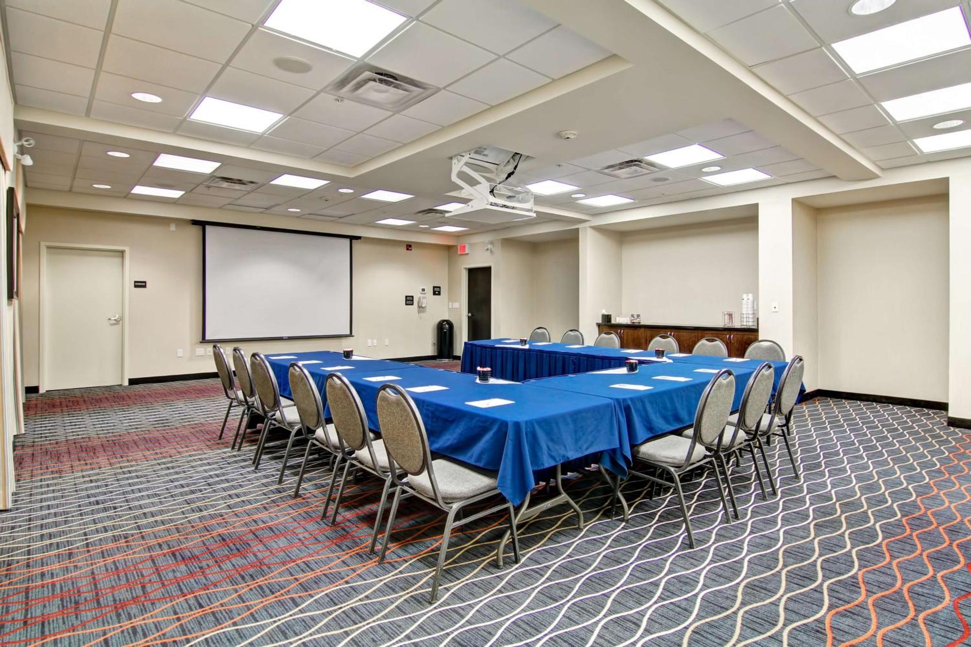 Hampton Inn & Suites Red Deer Penhold Экстерьер фото