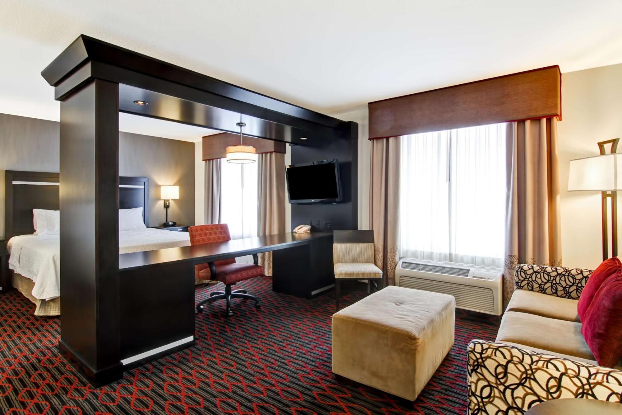 Hampton Inn & Suites Red Deer Penhold Экстерьер фото
