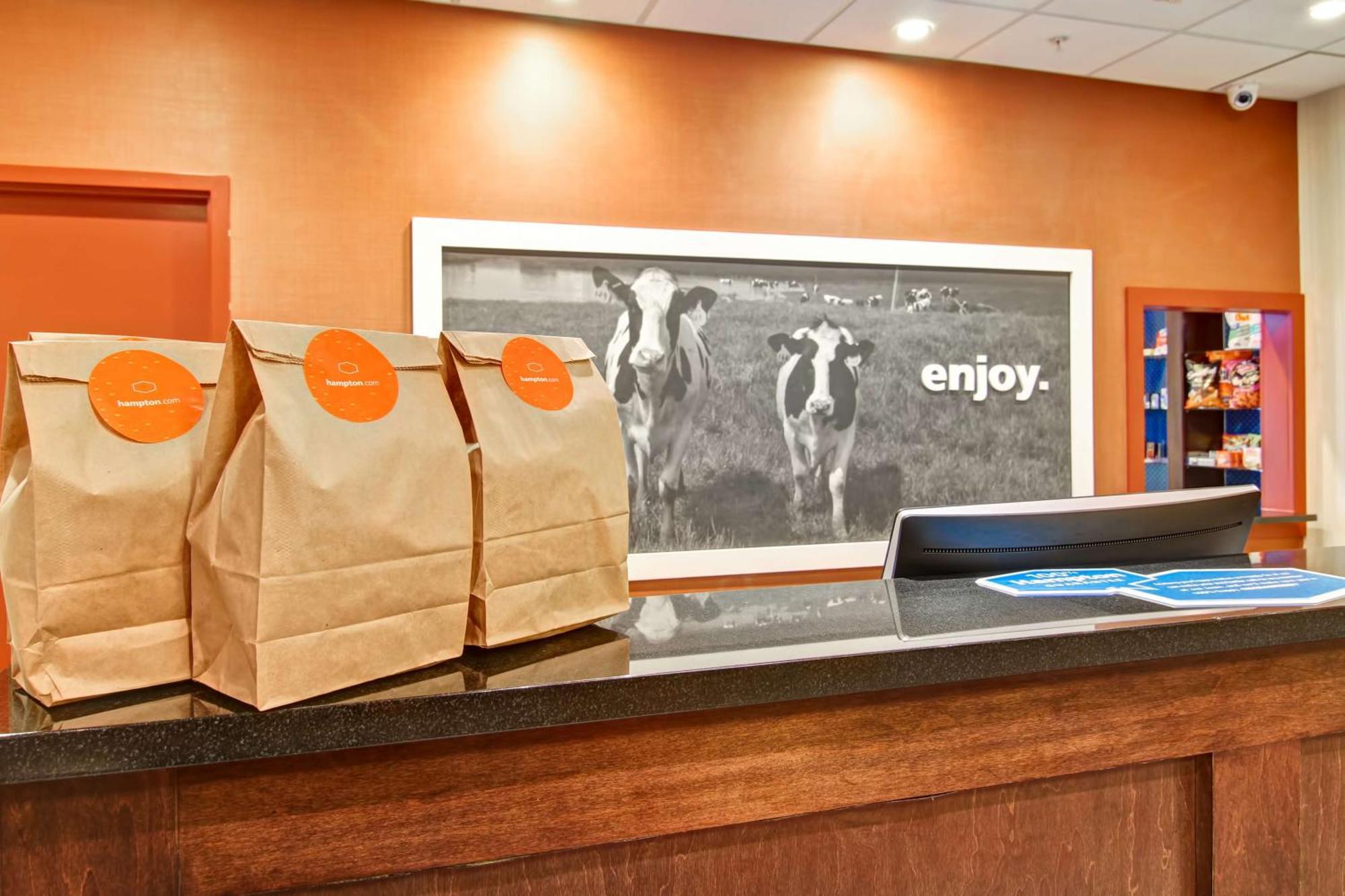 Hampton Inn & Suites Red Deer Penhold Экстерьер фото