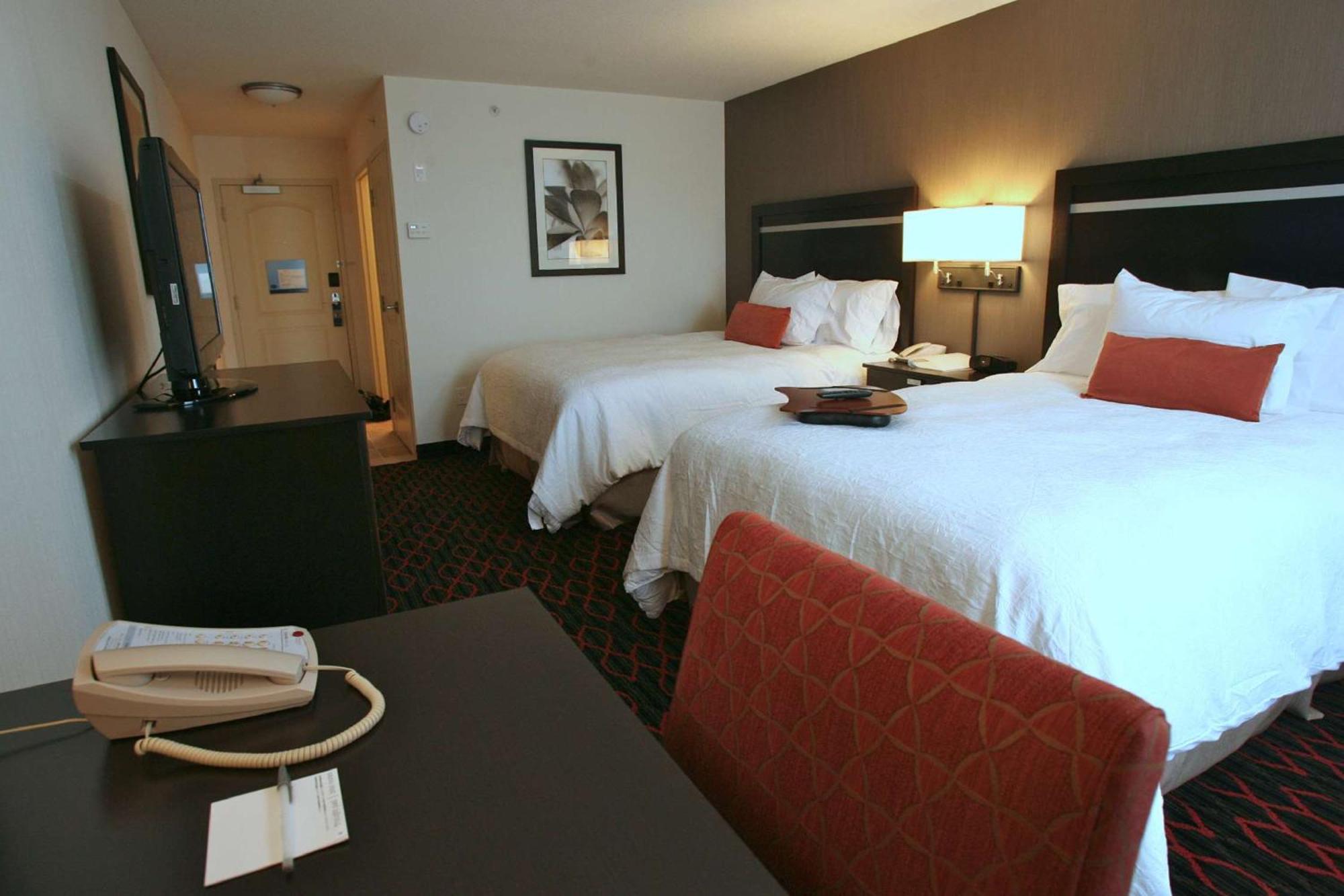 Hampton Inn & Suites Red Deer Penhold Экстерьер фото