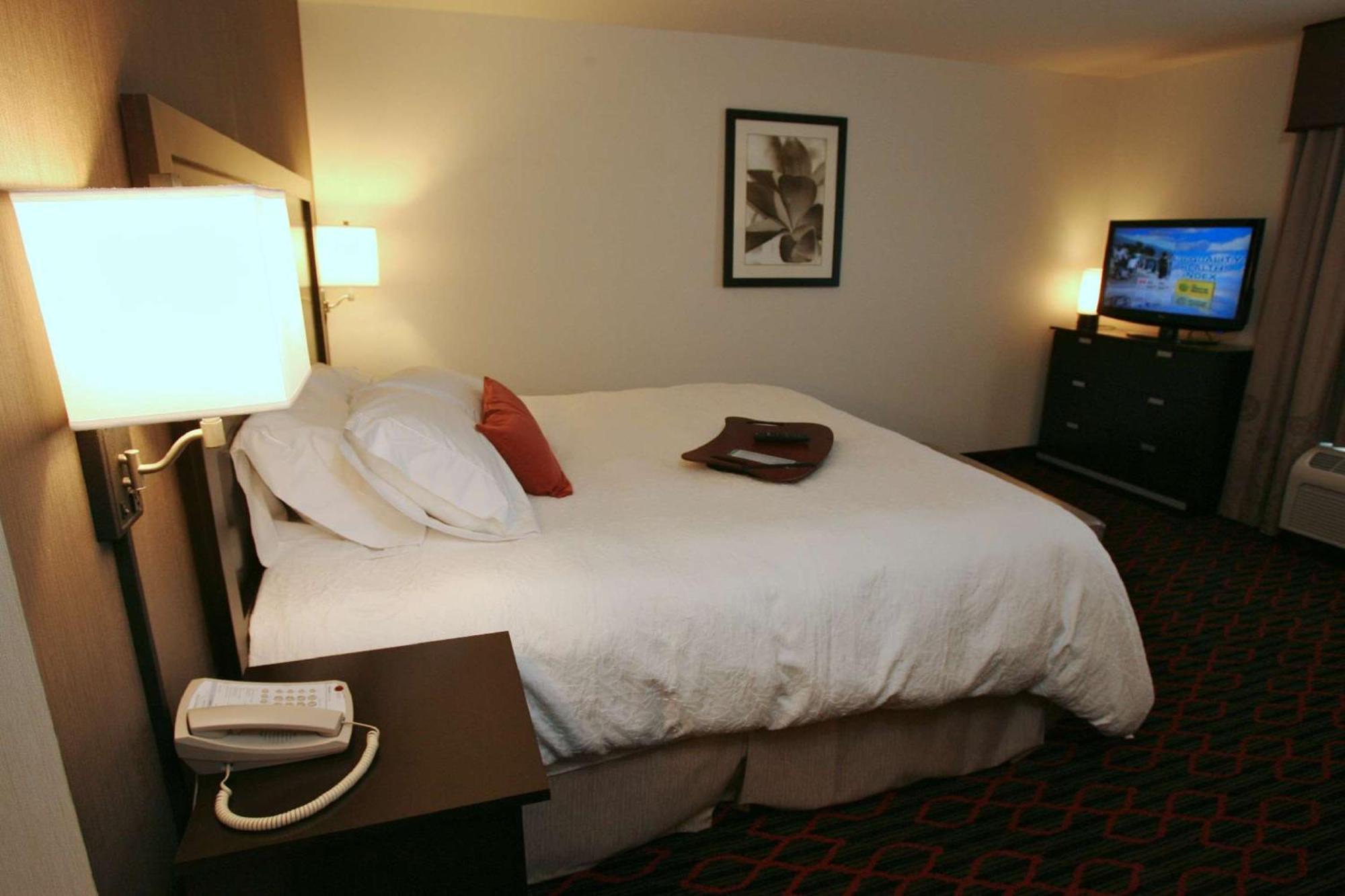 Hampton Inn & Suites Red Deer Penhold Экстерьер фото