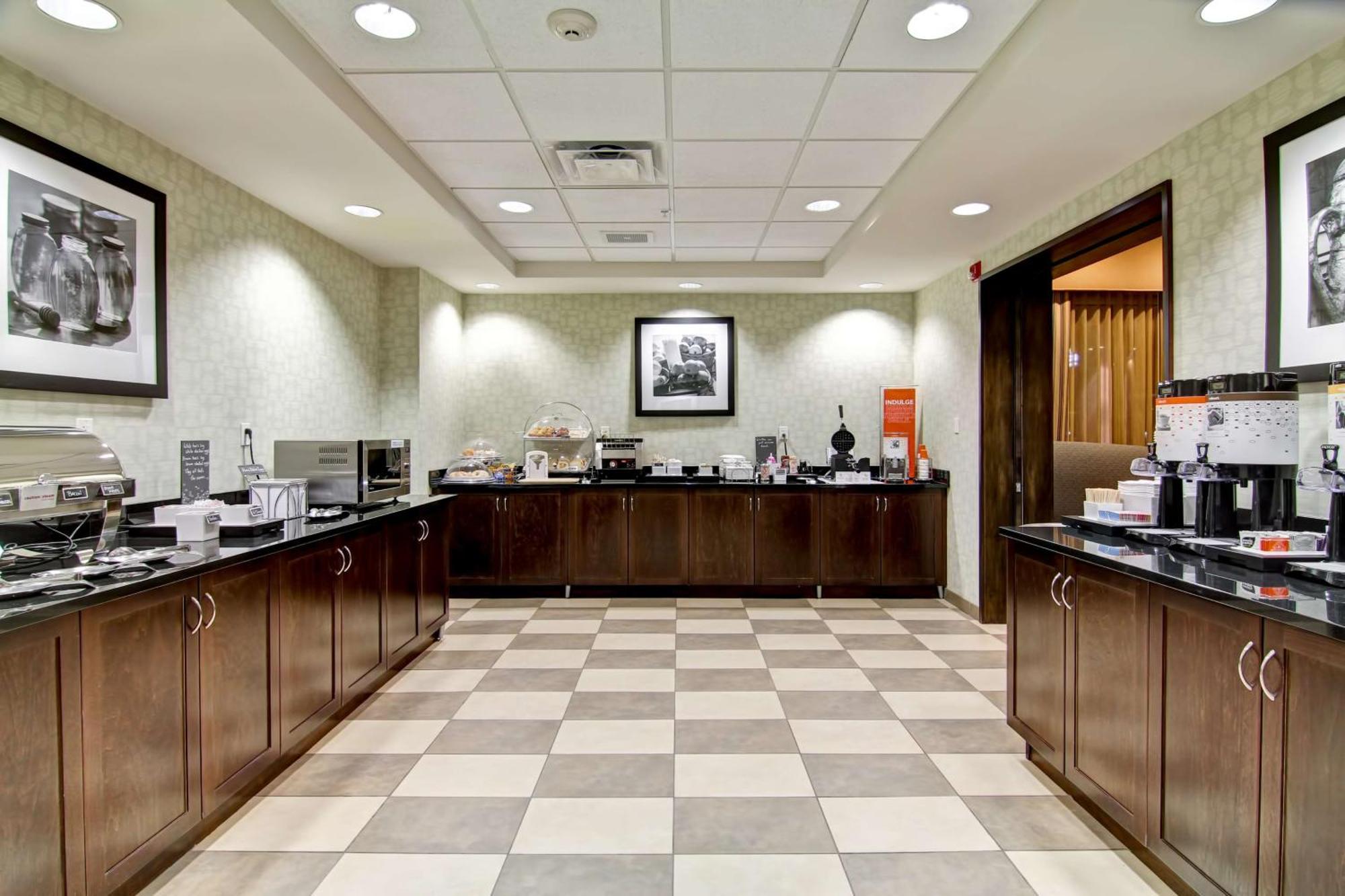 Hampton Inn & Suites Red Deer Penhold Экстерьер фото