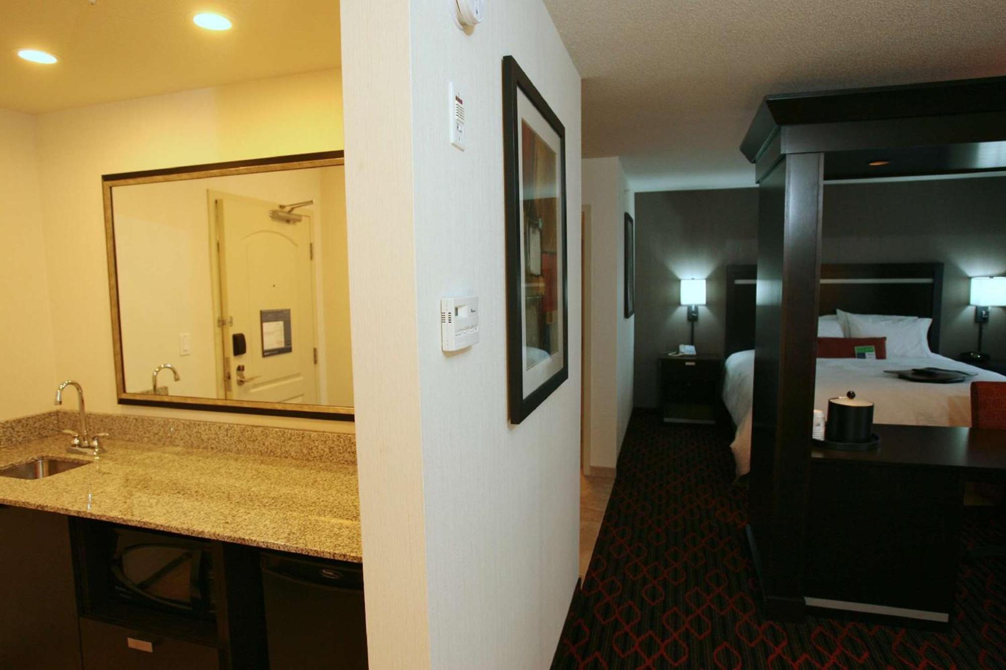 Hampton Inn & Suites Red Deer Penhold Экстерьер фото