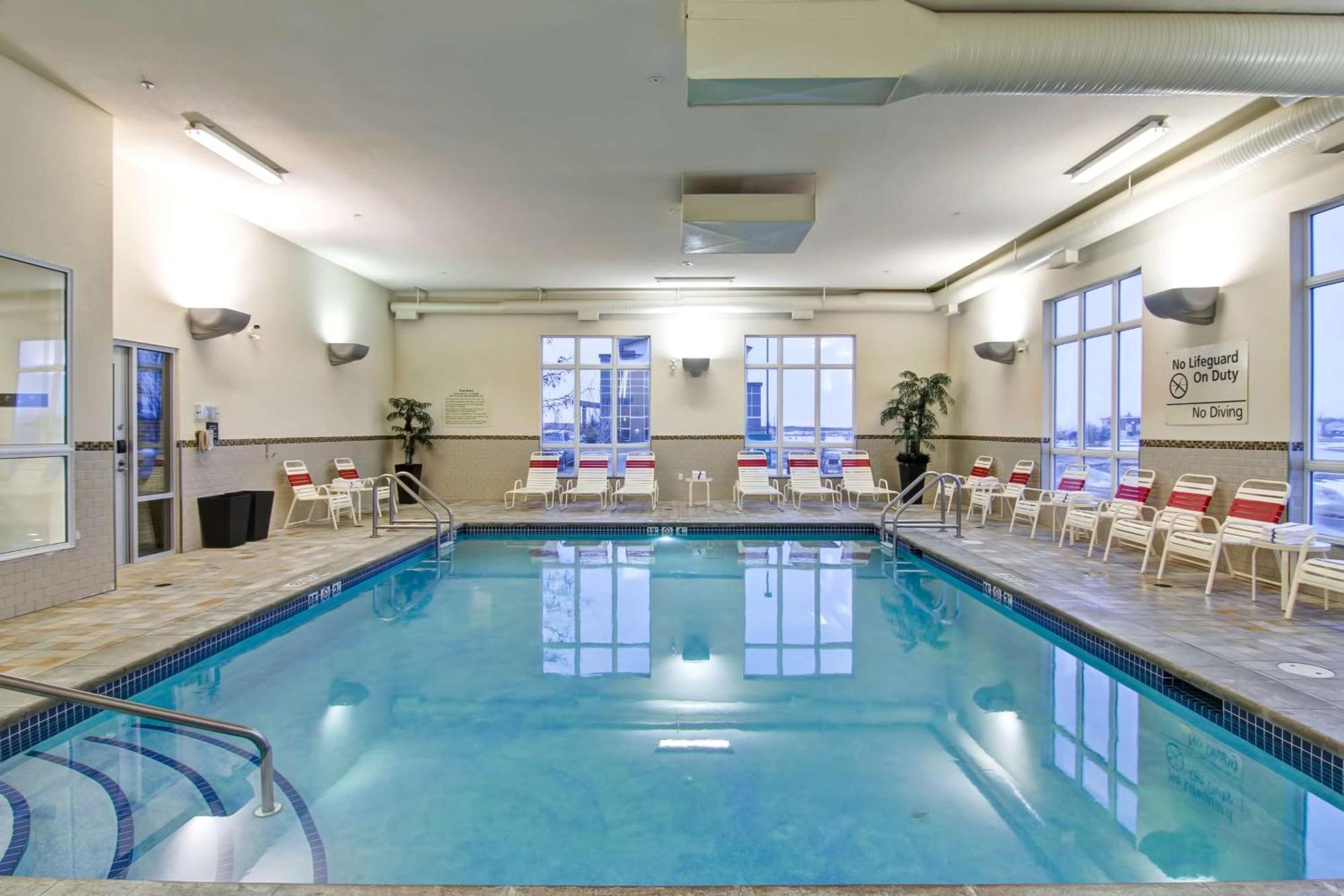 Hampton Inn & Suites Red Deer Penhold Экстерьер фото