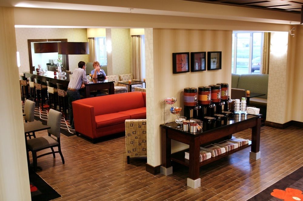 Hampton Inn & Suites Red Deer Penhold Экстерьер фото